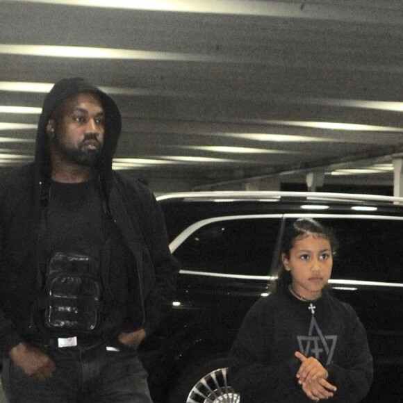 Kanye West et sa fille North vont dans un centre commercial à Los Angeles, le jour où son divorce est finalisé, le 29 novembre 2022.
