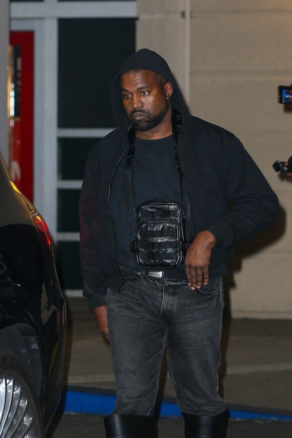 Info - Kanye West fait scandale en affichant son admiration pour Hitler. Son compte Twitter suspendu pour "incitation à la violence" - Kanye West fait du shopping avec sa fille North à Los Angeles, le 29 novembre 2022.