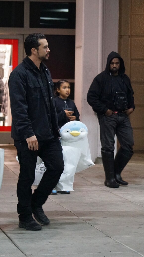 Kanye West fait du shopping avec sa fille North à Los Angeles, le 29 novembre 2022. Merci de flouter le visage des enfants avant publication 