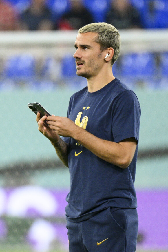 Antoine Griezmann en conversation video avec son telephone - Ambiace avant le match du groupe D opposant la France au Danemark lors de coupe de Mondet à Doha au Qatar le 25 novembre 2022.