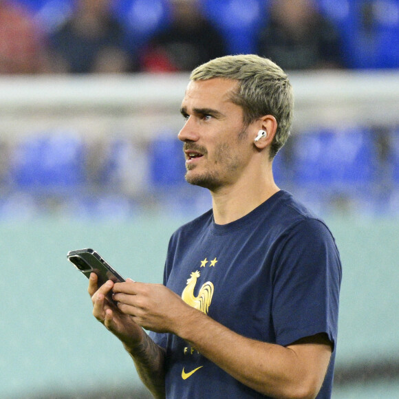 Antoine Griezmann en conversation video avec son telephone - Ambiace avant le match du groupe D opposant la France au Danemark lors de coupe de Mondet à Doha au Qatar le 25 novembre 2022.