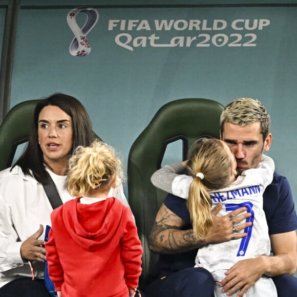 Griezmann Antoine (FRA) en famille avec sa femme Erika Choperena et leurs filles - Les joueurs de l'équipe de France passent un moment avec leur famille avant la rencontre France/Tunisie lors de la Coupe du Monde de la FIFA, Qatar 2022 le 30 novembre 2022. © JB Autissier / Panoramic / Bestimage --- Masquer le visage des enfants à la parution ---  French team players spend time with their families before the France/Tunisia match at the 2022 FIFA World Cup Qatar 