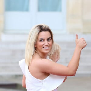 Erika Choperena (femme d'A. Griezmann) avec sa fille Mia (fille d'A. Griezmann) - Le président de la République Française Emmanuel Macron et la Première dame Brigitte Macron, accueillent les joueurs de l'équipe de France (Les Bleus) et son sélectionneur Didier Deschamps, le président de la Fédération Française de Football Noël Le Graët et des membres de la FFF, au Palais de l'Elysée. L'équipe de France est en provenance directe de Russie où elle a été sacrée Championne du Monde 2018, pour la deuxième fois de son histoire, après sa victoire en finale face à la Croatie (4-2). Paris, le 16 juillet 2018. © Stéphane Lemouton/Bestimage