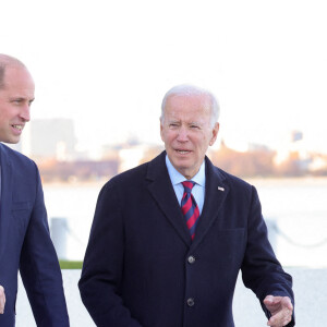 Le prince William, prince de Galles, s'entretient avec le président américain Joe Biden, à la suite d'une visite de la bibliothèque et du musée présidentiels John F. Kennedy à Boston, le 2 décembre 2022. 