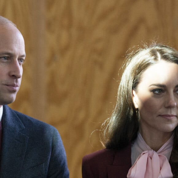 Le prince William, prince de Galles, et Catherine (Kate) Middleton, princesse de Galles, rencontrent Henry Dunov-Texeira, un Américain de 8 ans déguisé en garde britannique, à Somerville, Massachusetts, États-Unis, le 1er décembre 2022. Le couple princier visite "Greentown Labs" à Somerville pour en savoir plus sur les innovations climatiques incubées à Boston. 