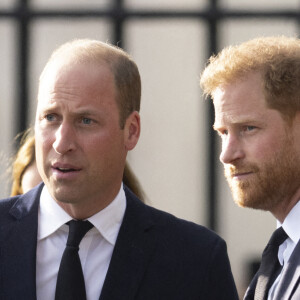 Le prince de Galles William, le prince Harry, duc de Sussex à la rencontre de la foule devant le château de Windsor, suite au décès de la reine Elisabeth II d'Angleterre. Le 10 septembre 2022 