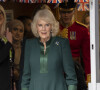 Camilla Parker Bowles, reine consort d'Angleterre, offre des peluches à la nurserie Bow à Londres, Royaume Uni. La reine consort a personnellement livré des ours Paddington et d'autres peluches, laissés en hommage à la reine Elizabeth II aux résidences royales, aux enfants soutenus par l'organisme de bienfaisance. 