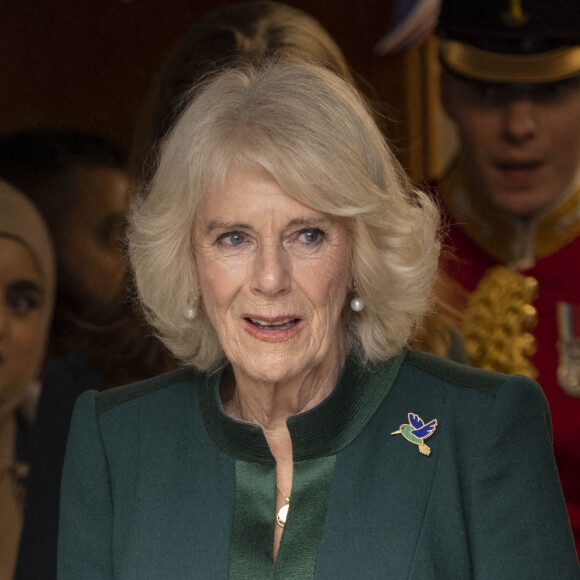Camilla Parker Bowles, reine consort d'Angleterre, offre des peluches à la nurserie Bow à Londres, Royaume Uni. La reine consort a personnellement livré des ours Paddington et d'autres peluches, laissés en hommage à la reine Elizabeth II aux résidences royales, aux enfants soutenus par l'organisme de bienfaisance. 