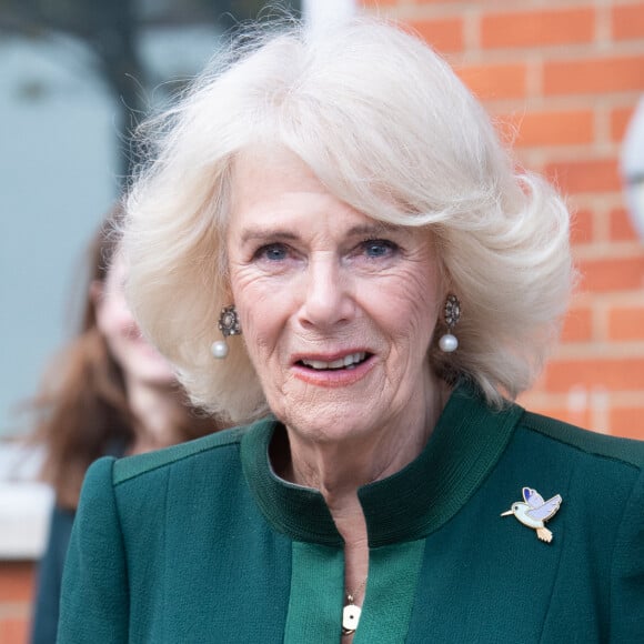 Camilla Parker Bowles, reine consort d'Angleterre, offre des peluches à la nurserie Bow à Londres, le 24 novembre 2022. La reine consort a personnellement livré des ours Paddington et d'autres peluches, laissés en hommage à la reine Elizabeth II aux résidences royales, aux enfants soutenus par l'organisme de bienfaisance. 