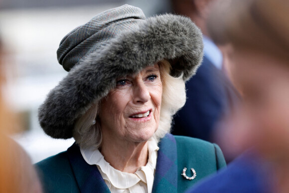 Camilla Parker Bowles, reine consort d'Angleterre, arrive au week-end de course de novembre d'Ascot à l'hippodrome d'Ascot, dans le Berkshire, le 19 novembre 2022. 