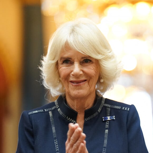 Camilla Parker Bowles, reine consort d'Angleterre, lors d'une réception pour les gagnants du concours d'essais du Commonwealth de la reine, au palais de Buckingham à Londres, le 17 novembre 2022. Outre les lauréates, G.Halliwell (Horner) était présente. 