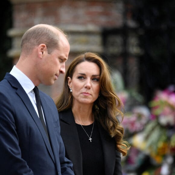 Le prince William, prince de Galles, et Catherine (Kate) Middleton, princesse de Galles regardent les hommages floraux laissés par les membres du public aux portes de Sandringham House à Norfolk, Royaume Uni, le 15 septembre 2022, après la mort de la reine Elisabeth II. 