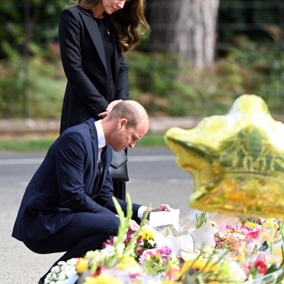 Le prince William, prince de Galles, et Catherine (Kate) Middleton, princesse de Galles regardent les hommages floraux laissés par les membres du public aux portes de Sandringham House à Norfolk, Royaume Uni, le 15 septembre 2022, après la mort de la reine Elisabeth II. 