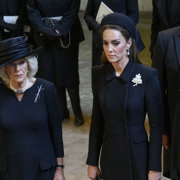 Camilla Parker Bowles, reine consort d'Angleterre, Catherine Kate Middleton, princesse de Galles - Procession cérémonielle du cercueil de la reine Elisabeth II du palais de Buckingham à Westminster Hall à Londres le 14 septembre 2022. © Photoshot / Panoramic / Bestimage 