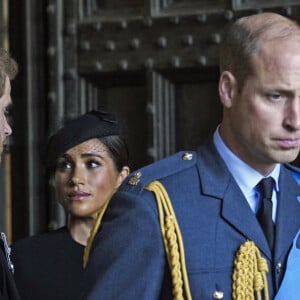 Le prince Harry, duc de Sussex et Meghan Markle, duchesse de Sussex, Le prince William, prince de Galles, et Catherine (Kate) Middleton, princesse de Galles - Sortie - Procession cérémonielle du cercueil de la reine Elisabeth II du palais de Buckingham à Westminster Hall à Londres, où les Britanniques et les touristes du monde entier pourront lui rendre hommage jusqu'à ses obsèques prévues le 19 septembre 2022. Le 14 septembre 2022. 