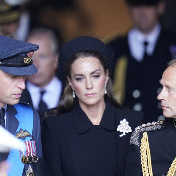 Le prince William, prince de Galles, et Catherine (Kate) Middleton, princesse de Galles, Le prince Edward, duc d'Edimbourg - - Sortie - Procession cérémonielle du cercueil de la reine Elisabeth II du palais de Buckingham à Westminster Hall à Londres, où les Britanniques et les touristes du monde entier pourront lui rendre hommage jusqu'à ses obsèques prévues le 19 septembre 2022. Le 14 septembre 2022. 