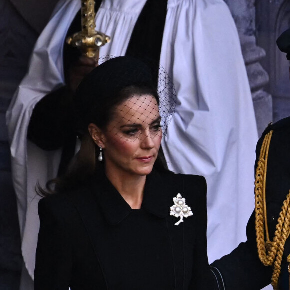 Le prince William, prince de Galles, et Catherine (Kate) Middleton, princesse de Galles - Sortie - Procession cérémonielle du cercueil de la reine Elisabeth II du palais de Buckingham à Westminster Hall à Londres, où les Britanniques et les touristes du monde entier pourront lui rendre hommage jusqu'à ses obsèques prévues le 19 septembre 2022. Le 14 septembre 2022. 