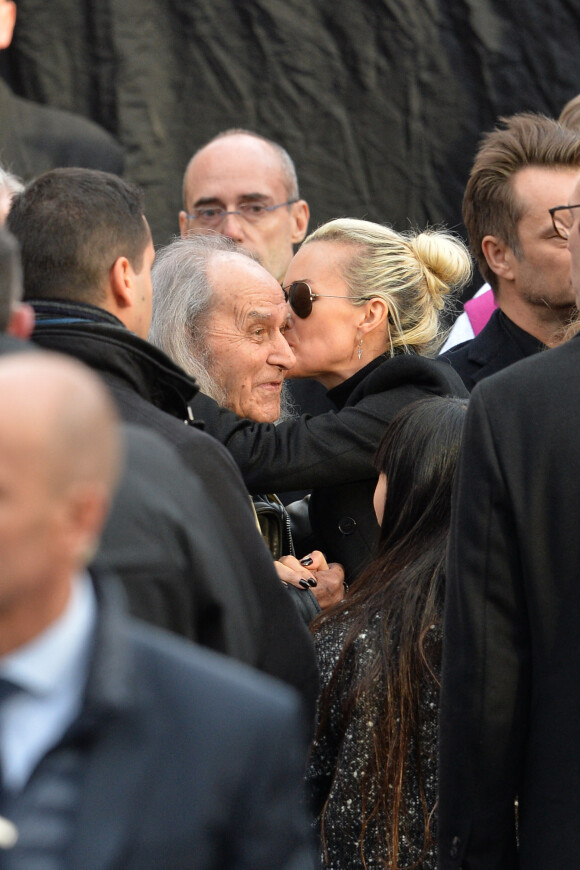 Laeticia Hallyday embrasse le père Guy Gilbert - Sorties de l'église de la Madeleine après les obsèques de Johnny Hallyday à Paris le 9 décembre 2017. © Veeren / Bestimage