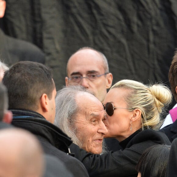 Laeticia Hallyday embrasse le père Guy Gilbert - Sorties de l'église de la Madeleine après les obsèques de Johnny Hallyday à Paris le 9 décembre 2017. © Veeren / Bestimage