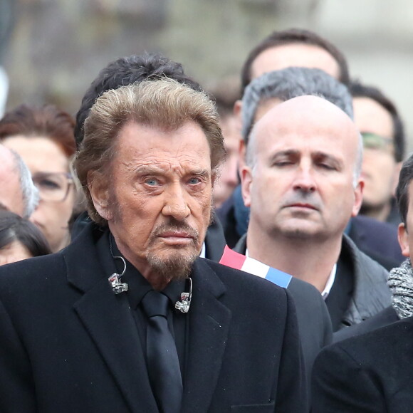 Johnny Hallyday - Hommage rendu aux victimes des attentats de janvier et de novembre 2015, place de la République à Paris, le 10 janvier 2016. Cet hommage a lieu un an après le rassemblement unitaire de 1,6 million de personnes du 11 janvier 2015 organisé juste après les attentats contre Charlie Hebdo et l'Hyper Cacher Porte de Vincennes. © Dominique Jacovides/Bestimage 
