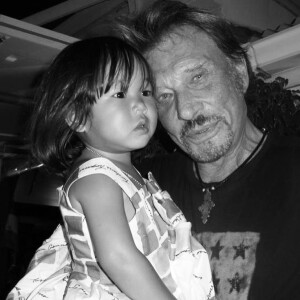 Joy Hallyday a dévoilé des photos rares avec son père Johnny Hallyday pour lui rendre hommage 5 ans après sa mort le 5 décembre