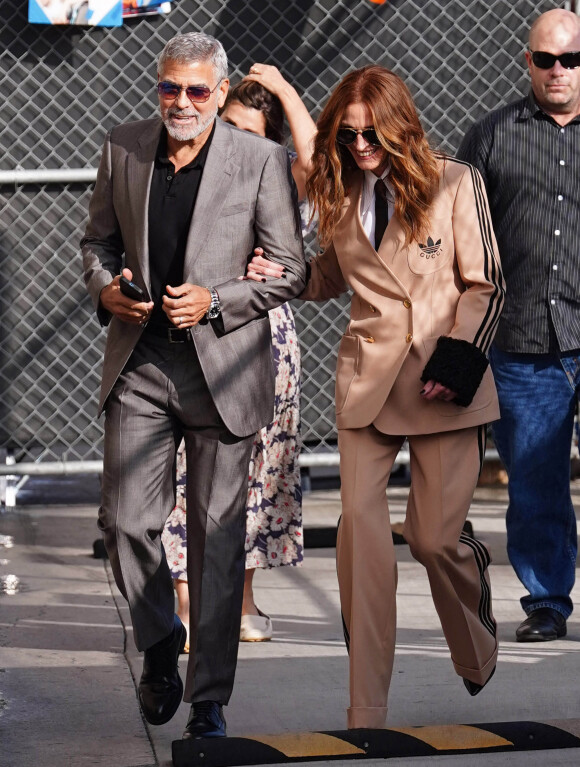 Julia Roberts, vêtue d'un ensemble Adidas x Gucci, et George Clooney arrivent sur le plateau de "Jimmy Kimmel" à Los Angeles, le 13 octobre 2022.