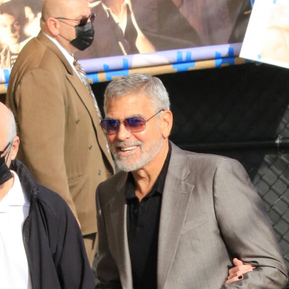 Julia Roberts et George Clooney arrivent à l'émission "Jimmy Kimmel Live!" à Los Angeles le 13 octobre 2022.