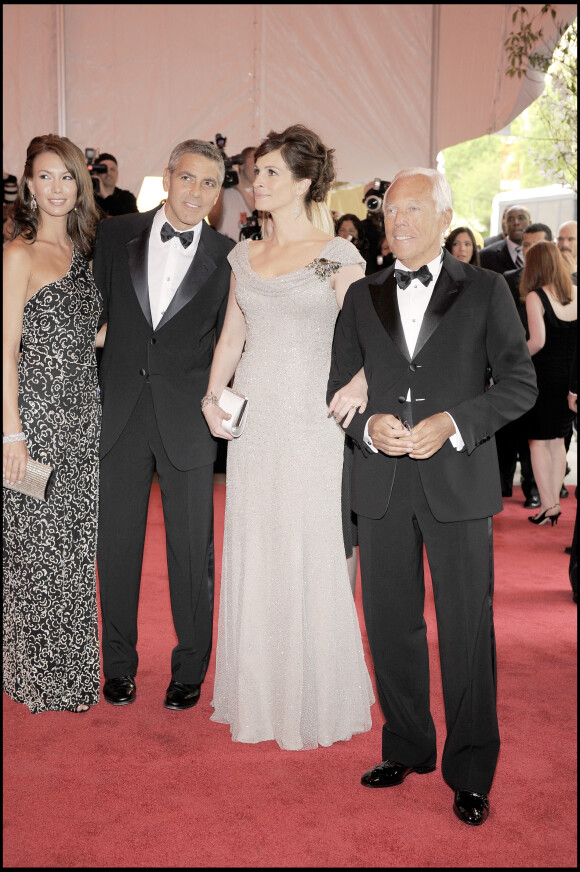 Sarah Larson, George Clooney, Julia Roberts et Giorgio Armani - Soirée de gala au Metropolitan Museum de New York pour l'exposition "Superheroes: Fashion an Fantasy".