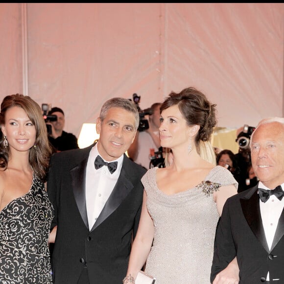 Sarah Larson, George Clooney, Julia Roberts et Giorgio Armani - Soirée de gala au Metropolitan Museum de New York pour l'exposition "Superheroes: Fashion an Fantasy".