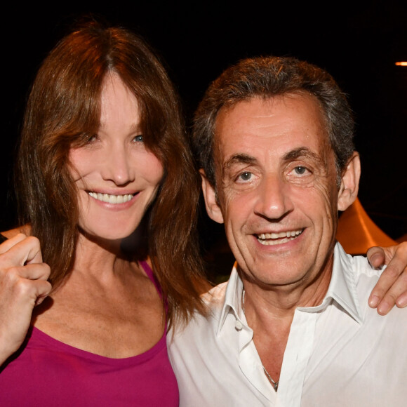 Exclusif - Carla Bruni-Sarkozy pose avec son mari Nicolas Sarkozy après son concert lors du 58ème festival "Jazz à Juan" à Juan-les-Pins le 17 juillet 2018. © Bruno Bebert/Bestimage 