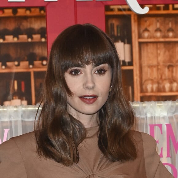 Lily Collins - Avant-première du film Netflix "Emily in Paris" saison 3 au Théâtre des Champs Elysées à Paris le 6 décembre 2022. © Coadic Guirec/Bestimage 