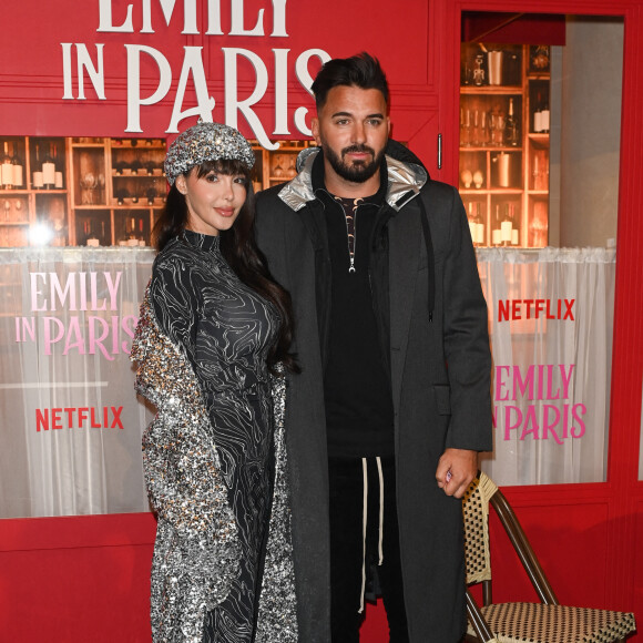 Nabilla (Benattia) et son mari Thomas Vergara - Avant-première du film Netflix "Emily in Paris" saison 3 au Théâtre des Champs Elysées à Paris. © Coadic Guirec/Bestimage 