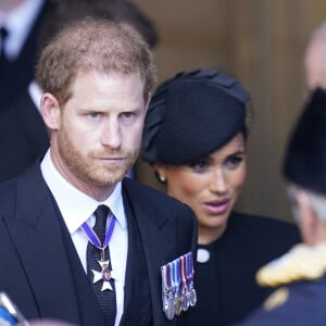 Le prince Harry, duc de Sussex et Meghan Markle, duchesse de Sussex - Procession cérémonielle du cercueil de la reine Elizabeth II du palais de Buckingham à Westminster Hall à Londres. Le 14 septembre 2022. 