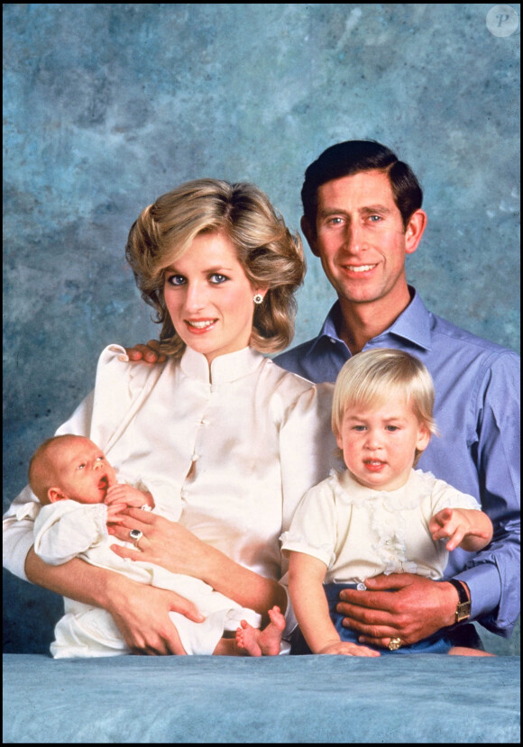 La princesse Diana et le prince Charles posant avec leurs enfants William et Harry en 1984.