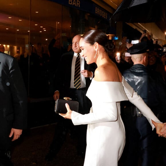 Le prince Harry et Meghan Markle sortent de l'hôtel Hilton à New York le 6 décembre 2022.  New York, NY - Prince Harry and Meghan Markle stir up a media frenzy outside of the Hilton Hotel for a special event. Pictured: Prince Harry, Meghan Markle 