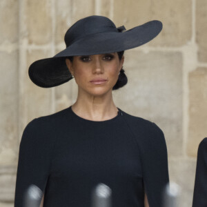 Meghan Markle - Procession du cercueil de la reine Elizabeth II d'Angleterre de Wesminster Hall où il était exposé au public, jusqu'à l'Abbaye de Westminster. Le cercueil est installé sur l'affût du canon, puis tiré par 142 marins de la Royal Navy à l'aide de cordages, dans la plus pure tradition de la monarchie britannique. Cette tradition remonte aux funérailles d'Etat de la reine Victoria en février 1901. Londres, le 19 septembre 2022. 