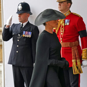 Meghan Markle, duchesse de Sussex (robe Stella McCartney) - Arrivée à la Cérémonie funèbre en La Chapelle Saint-Georges en présence des 15 Premiers ministres des royaumes qui ont exercé pendant les 70 ans de règne de la reine Elizabeth II d'Angleterre. Le cercueil sera descendu dans la crypte royale de la Chapelle Saint-Georges où elle reposera au côté de son époux le prince Philip, décédé le 9 avril 2021. Une cérémonie privée d'inhumation se tiendra au Mémorial du roi George VI. Windsor, le 19 septembre 2022. © Kirsty O'Connor / Bestimage 