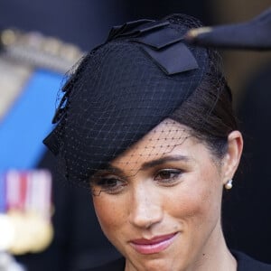 Meghan Markle, duchesse de Sussex - Sortie - Procession cérémonielle du cercueil de la reine Elisabeth II du palais de Buckingham à Westminster Hall à Londres, où les Britanniques et les touristes du monde entier pourront lui rendre hommage jusqu'à ses obsèques prévues le 19 septembre 2022. Le 14 septembre 2022. 