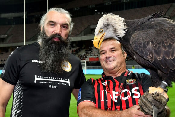 Sébastien Chabal et l'aigle MEFI, la mascotte de l'OGC Nice, l'équipe de football niçoise © Bruno Bebert/Bestimage 