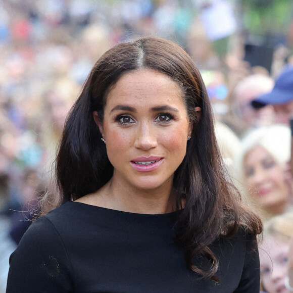 Meghan Markle, duchesse de Sussex à la rencontre de la foule devant le château de Windsor, suite au décès de la reine Elisabeth II d'Angleterre. Le 10 septembre 2022 