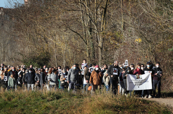 La famille et les proches se sont réunis pour une marche blanche en hommage à Delphine Jubillar, l'infirmière de 33 ans, disparue il y a un an, à Cagnac-les-Mines. Le 19 décembre 2021 © Patrick Bernard / Bestimage