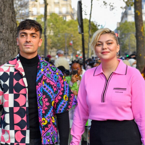 Louane Emera et son compagnon Florian Rossi arrivent au défilé de mode Miu Miu lors de la Fashion Week à Paris. © Veeren Ramsamy-Christophe Clovis/Bestimage