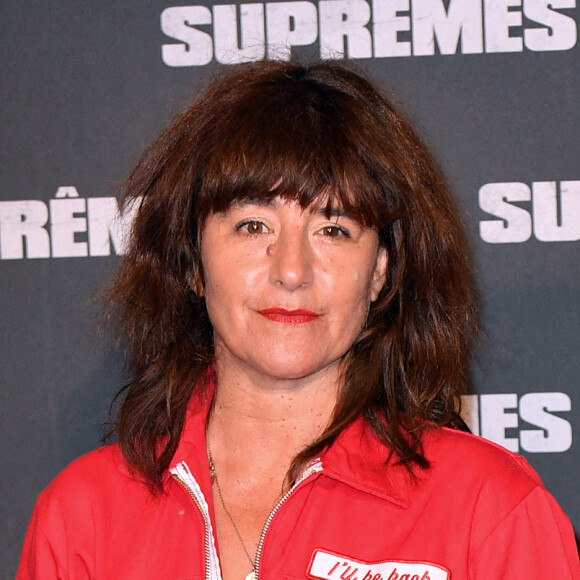 Romane Bohringer - Avant-première du film "Suprêmes" au Grand Rex à Paris le 17 novembre 2021. Dans les cités déshéritées du 93, une bande de copains trouve un moyen d'expression grâce au mouvement hip-hop tout juste arrivé en France. Après la danse et le graff, J. Starr et K.Shen se mettent à écrire des textes de rap imprégnés par la colère qui couve dans les banlieues. Leurs rythmes enfiévrés et leurs textes révoltés ne tardent pas à galvaniser les foules et ... à se heurter aux autorités. Mais peu importe, le Suprême NTM est né et avec lui le rap français fait des débuts fracassants ! © Veeren/Bestimage