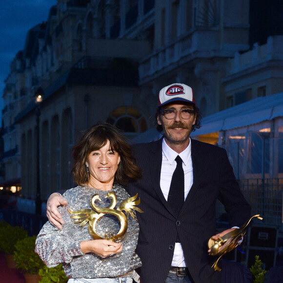Romane Bohringer et Philippe Rebbot (prix du Meilleur premier film pour "L'amour flou") - Les people posent avec leur prix lors du Festival du Film Romantique de Cabourg, le 15 juin 2019. © Giancarlo Gorassini/Bestimage 