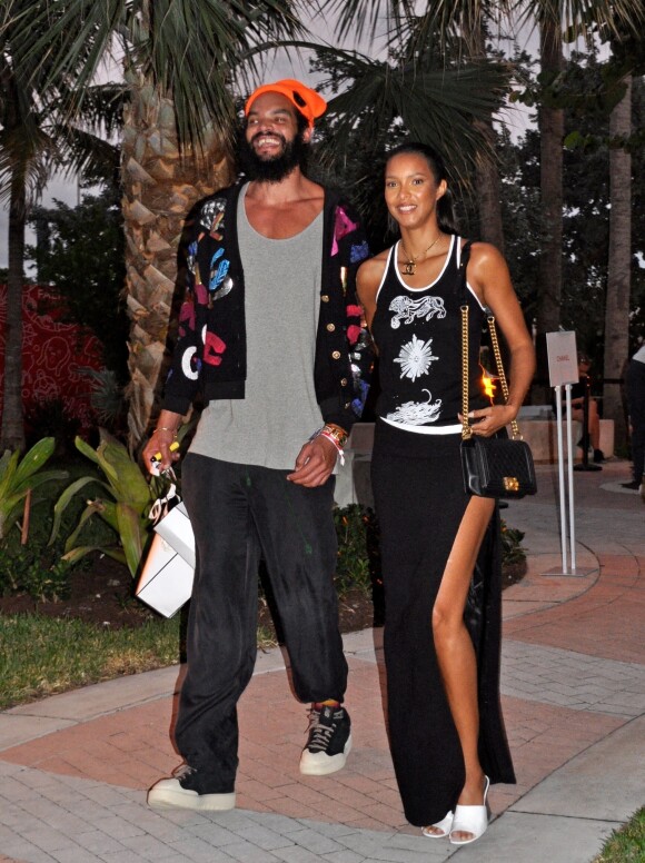 Exclusif - Joakim Noah et sa femme Lais Ribeiro quittent la soirée Chanel à Miami, le 4 novembre 2022. Assis sur un banc, le basketteur de 37 ans a été pris d'un fou rire avec ses amis. Au cours de la soirée, sa soeur, J.Noah a défilé. 
