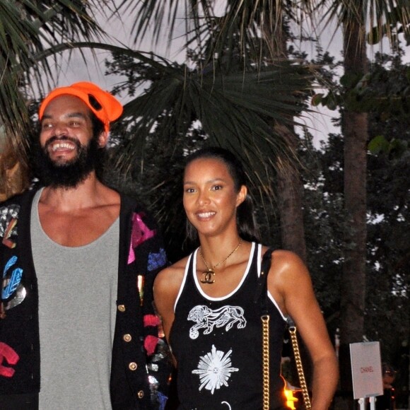 Exclusif - Joakim Noah et sa femme Lais Ribeiro quittent la soirée Chanel à Miami, le 4 novembre 2022. Assis sur un banc, le basketteur de 37 ans a été pris d'un fou rire avec ses amis. Au cours de la soirée, sa soeur, J.Noah a défilé. 