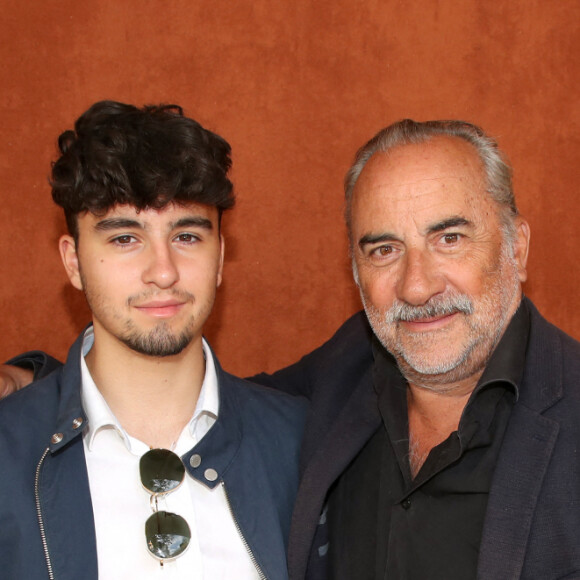 Antoine Duléry et son fils Lucien au village lors des Internationaux de France de Tennis de Roland Garros 2022. Paris, le 26 mai 2022. © Bertrand Rindoff Petroff / Bestimage