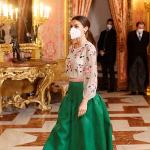 Le roi Felipe VI d'Espagne, la reine Letizia et le premier ministre Pedro Sanchez reçoivent les ambassadeurs au palais royal à Madrid le 17 janvier 2022 