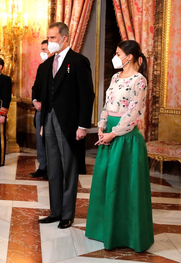 Le roi Felipe VI d'Espagne, la reine Letizia et le premier ministre Pedro Sanchez reçoivent les ambassadeurs au palais royal à Madrid le 17 janvier 2022 