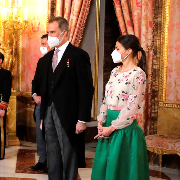 Le roi Felipe VI d'Espagne, la reine Letizia et le premier ministre Pedro Sanchez reçoivent les ambassadeurs au palais royal à Madrid le 17 janvier 2022 